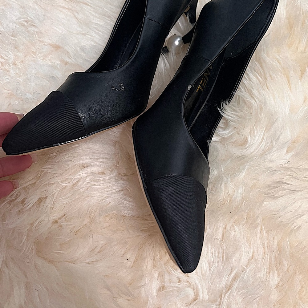 Chanel black leather and Fabric Faux Pearl
Heel Pumps size 40